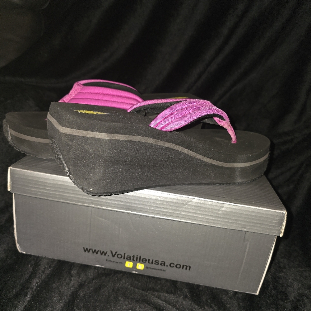 Step into Comfort and Style with Volatile Zoe Sandals** Store Display Shoe 10's